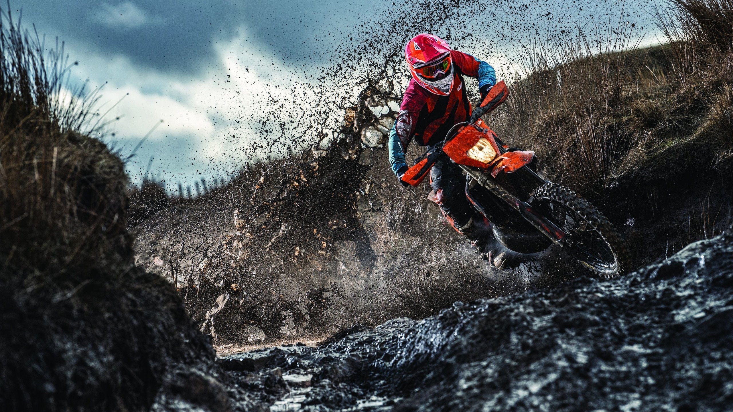 热血拼搏:双方拼尽全力,场上情绪高涨,热血拼搏的文案