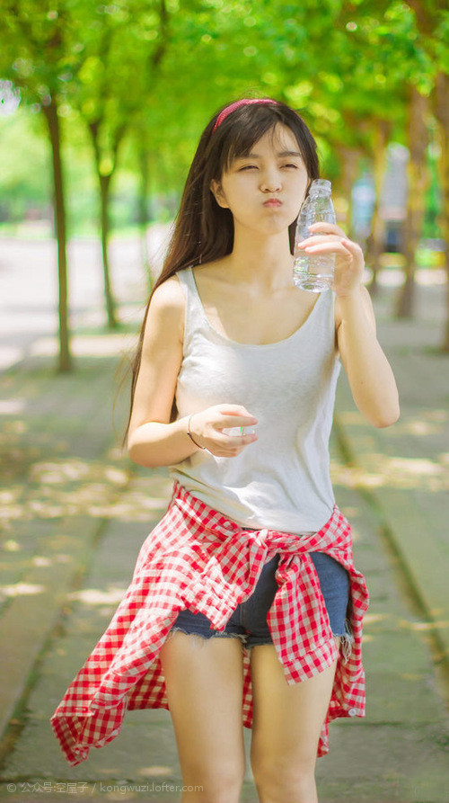 “简阳文体中心篮球赛：观众热情高涨，精彩绝伦”